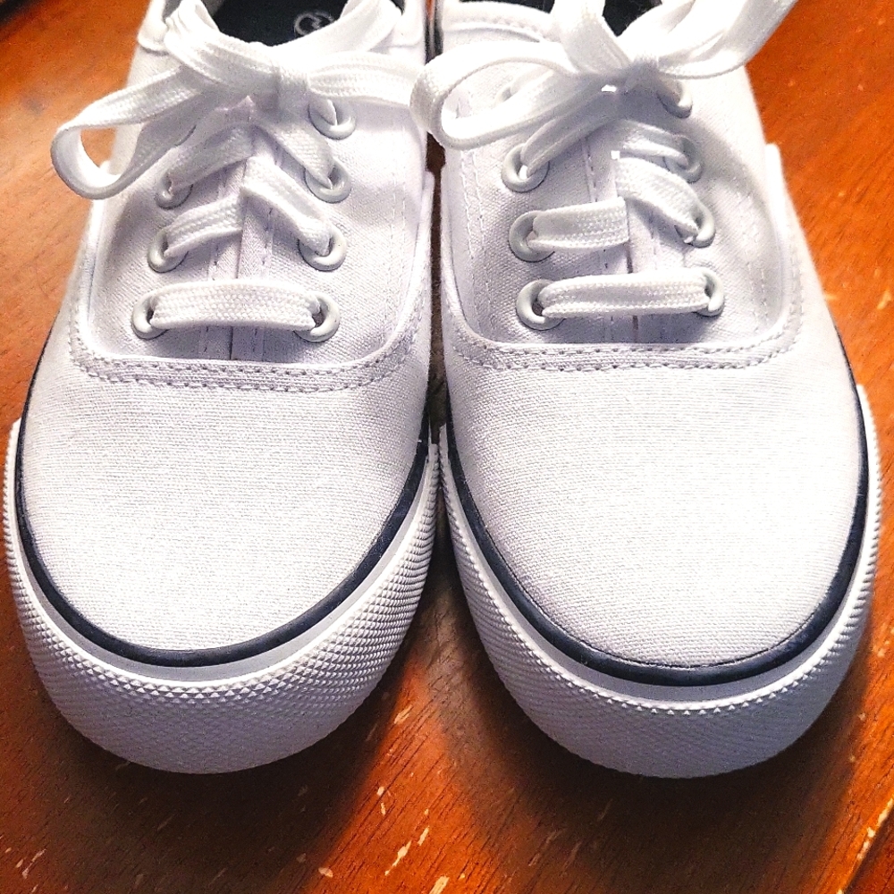New Magellan Outdoor Ladies white Sneaker Size 6